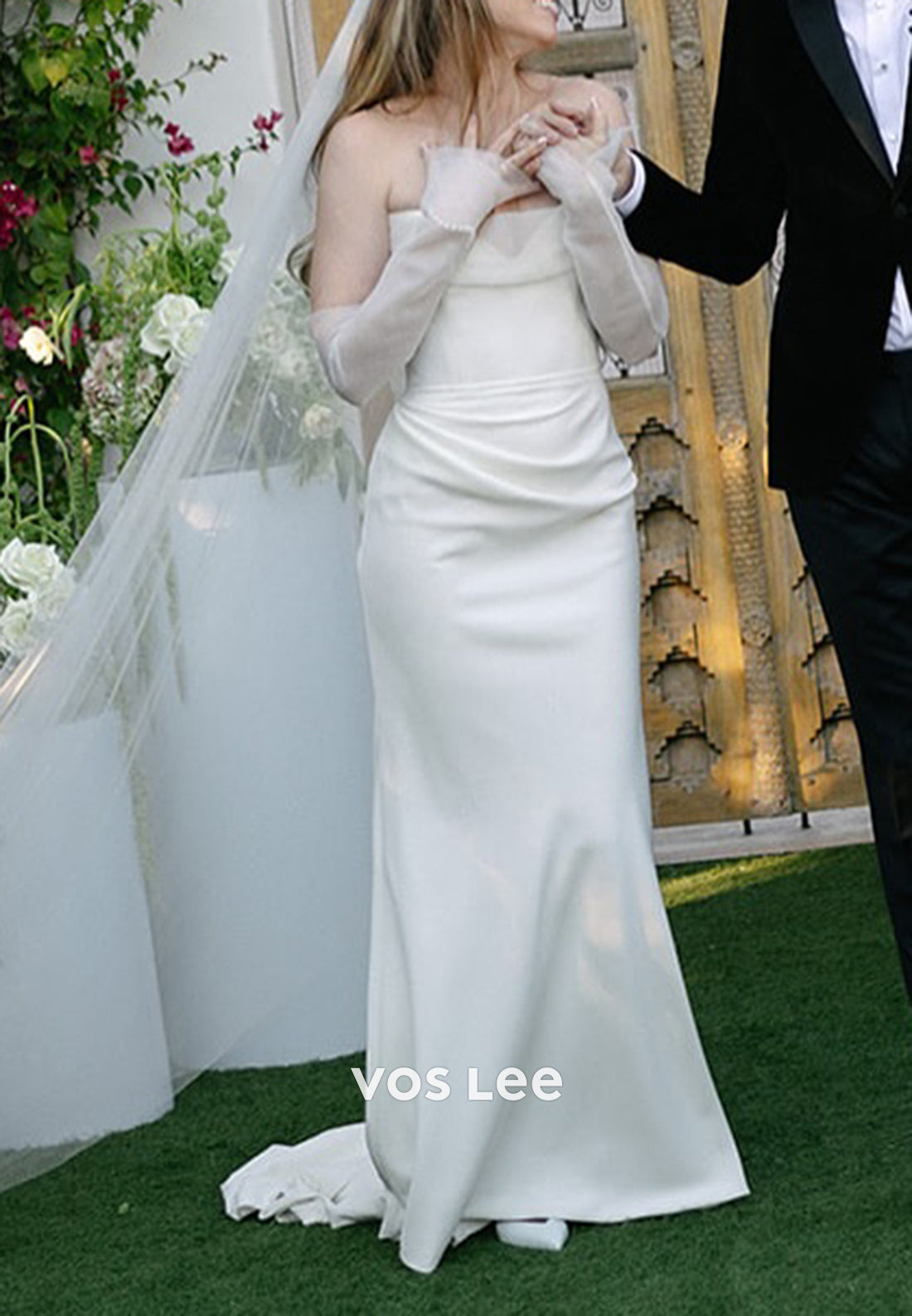Sexy and Sleek V Neck Strapless Mermaid Wedding Dresses with Sweep Train