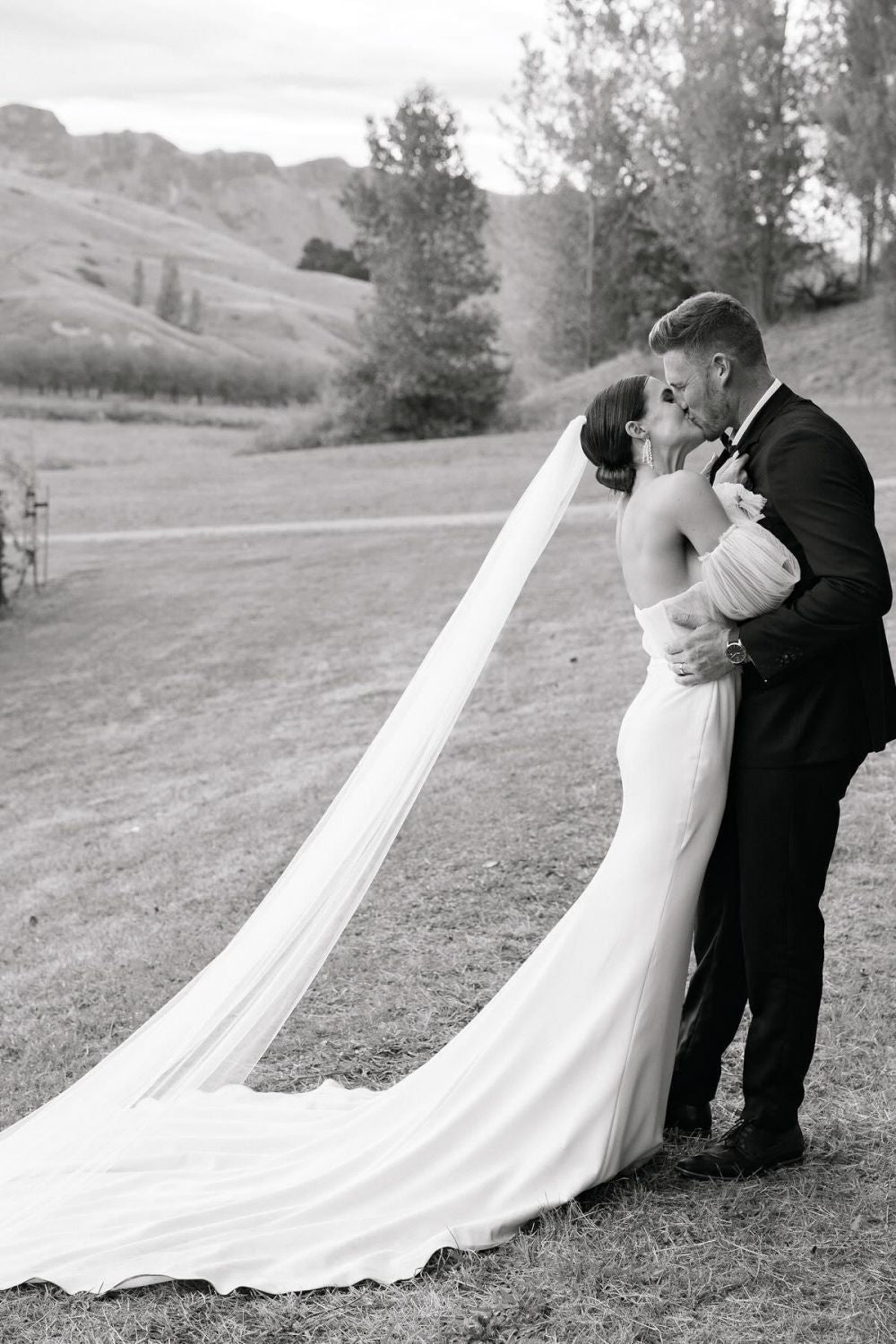 Mermaid Sweetheart White Wedding Dress with Detachable Sleeves