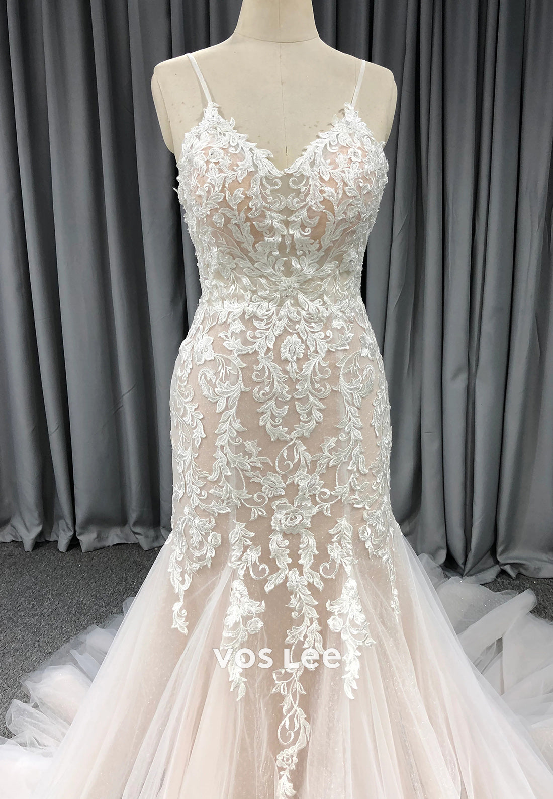 Spaghetti Straps V Neck Appliques Lace Pleated Trumpet Wedding Dresses with Court Train