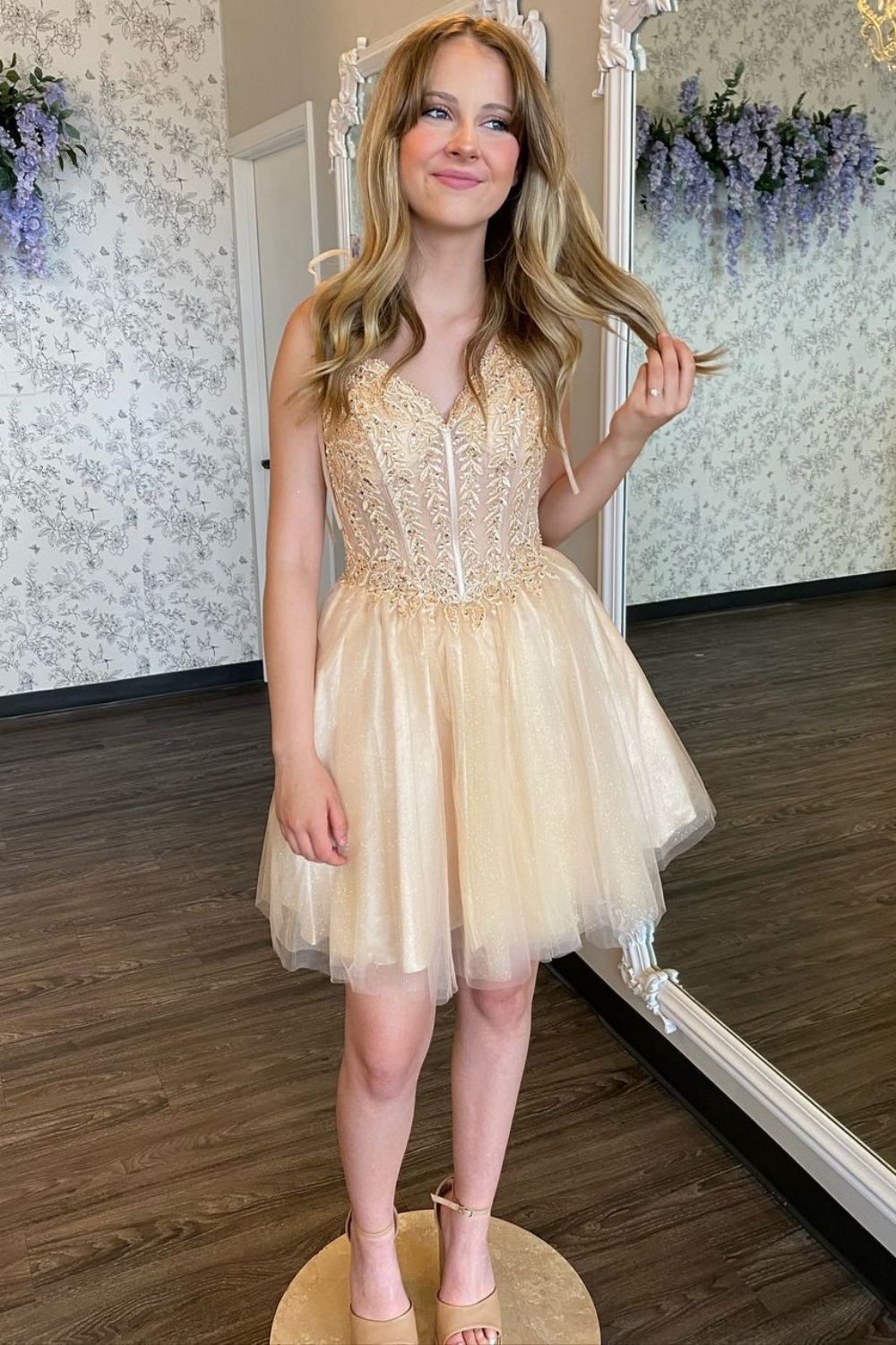 Chic A-Line V-Nwck Short Homecoming Dress With Appliques