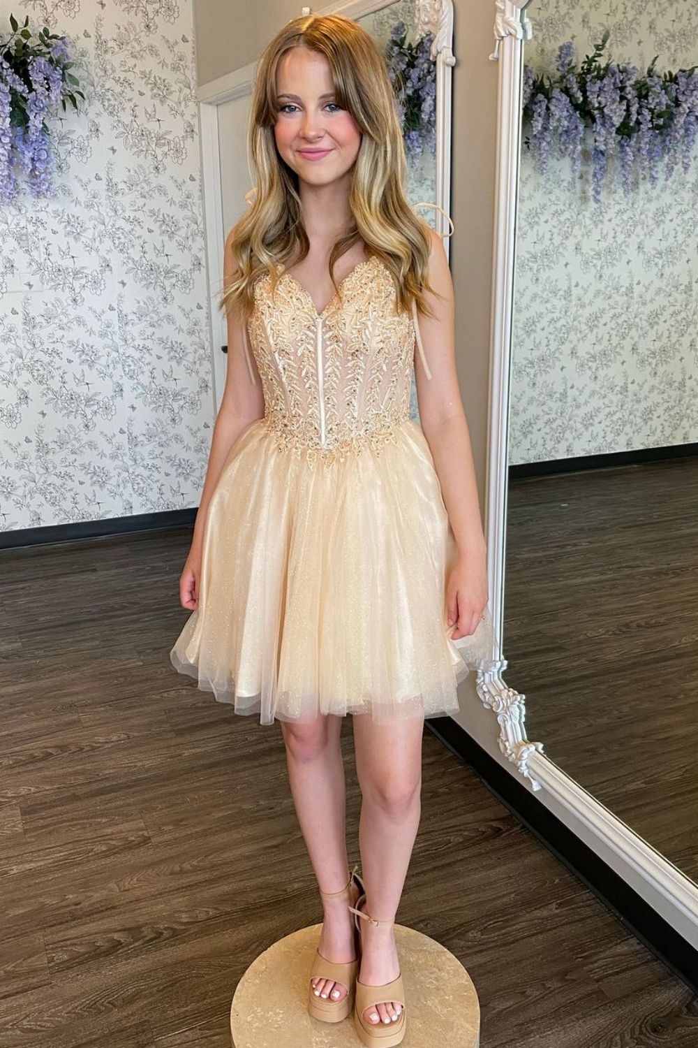 Chic A-Line V-Nwck Short Homecoming Dress With Appliques