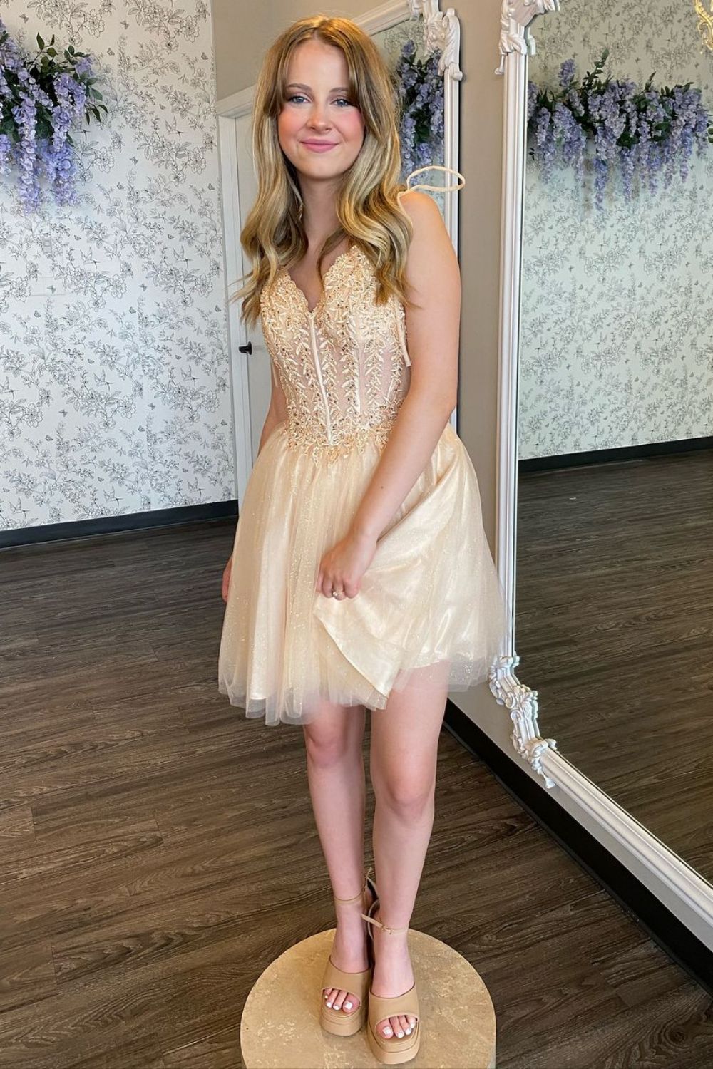 Chic A-Line V-Nwck Short Homecoming Dress With Appliques