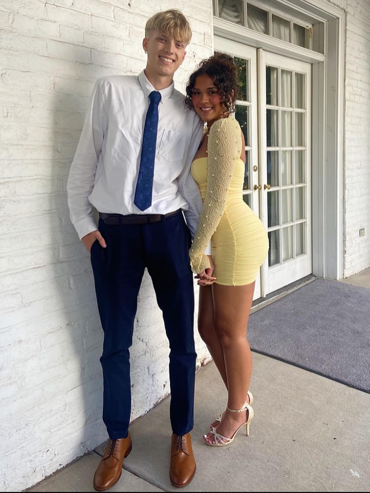 Gorgeous Sheath Sweetheart Yellow Short Homecoming Dress with Long Sleeves