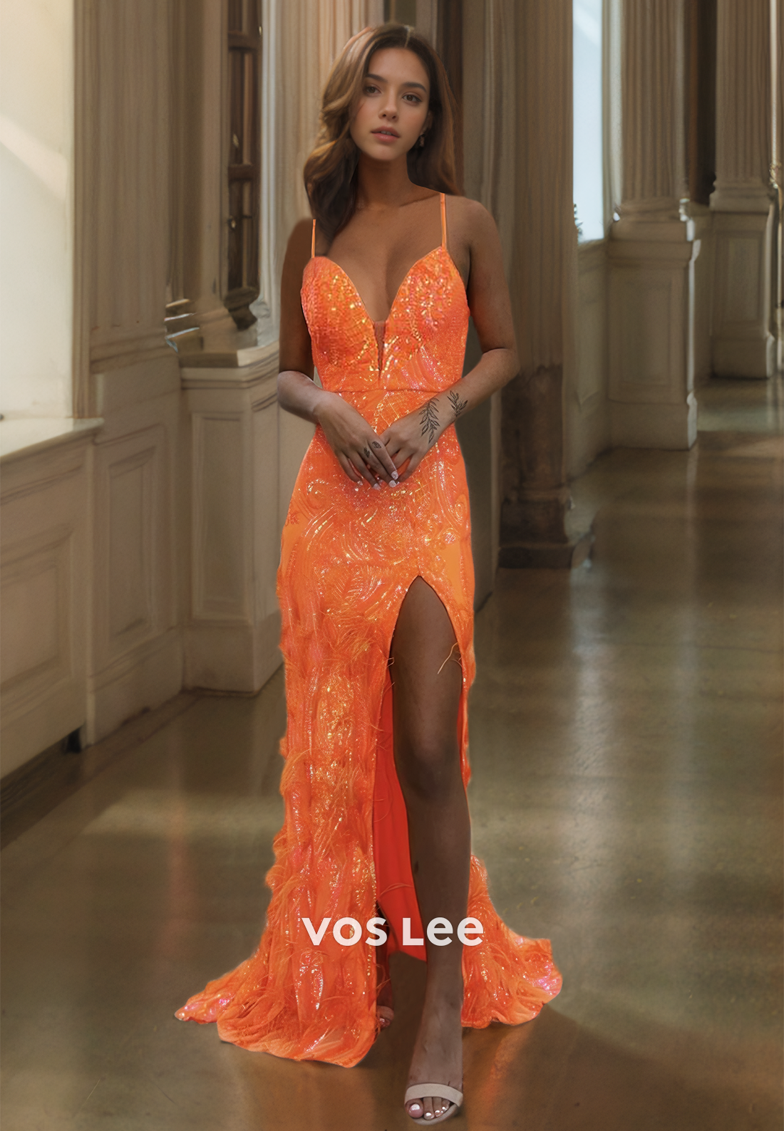 Gorgeous V Neck Backless Lace Appliques Feathers Pleated Sleeveless Prom Party Dress