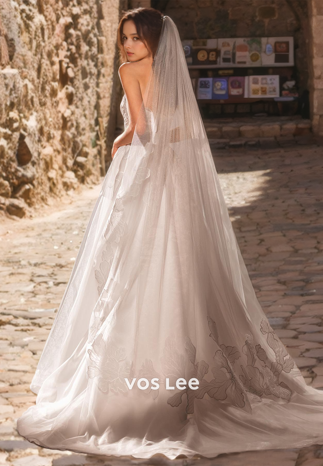 Luxury A-Line Appliqued Wedding Dresses Sweetheart Tulle Floor Length Strapless Formal Bridal Dress