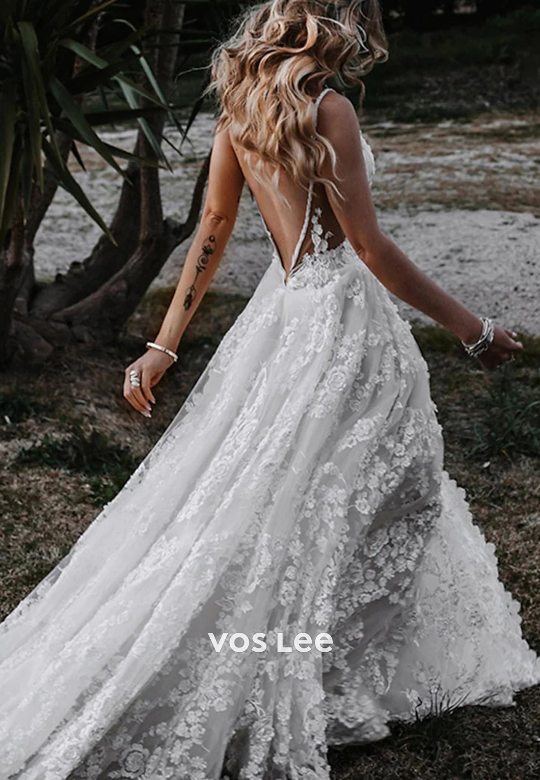 A-Line Spaghetti Straps V Neck Appliques Lace Wedding Dresses with Court Train