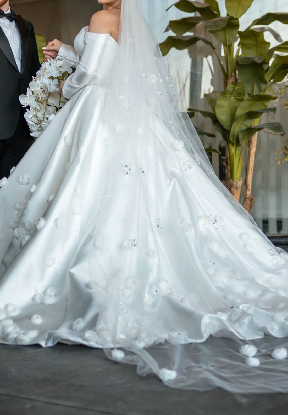 Charming Long Sleeves Off-Shoulder Floral Appliques Wedding Dress