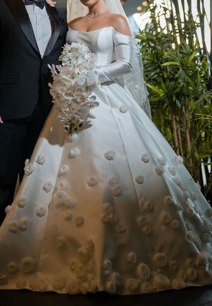 Charming Long Sleeves Off-Shoulder Floral Appliques Wedding Dress
