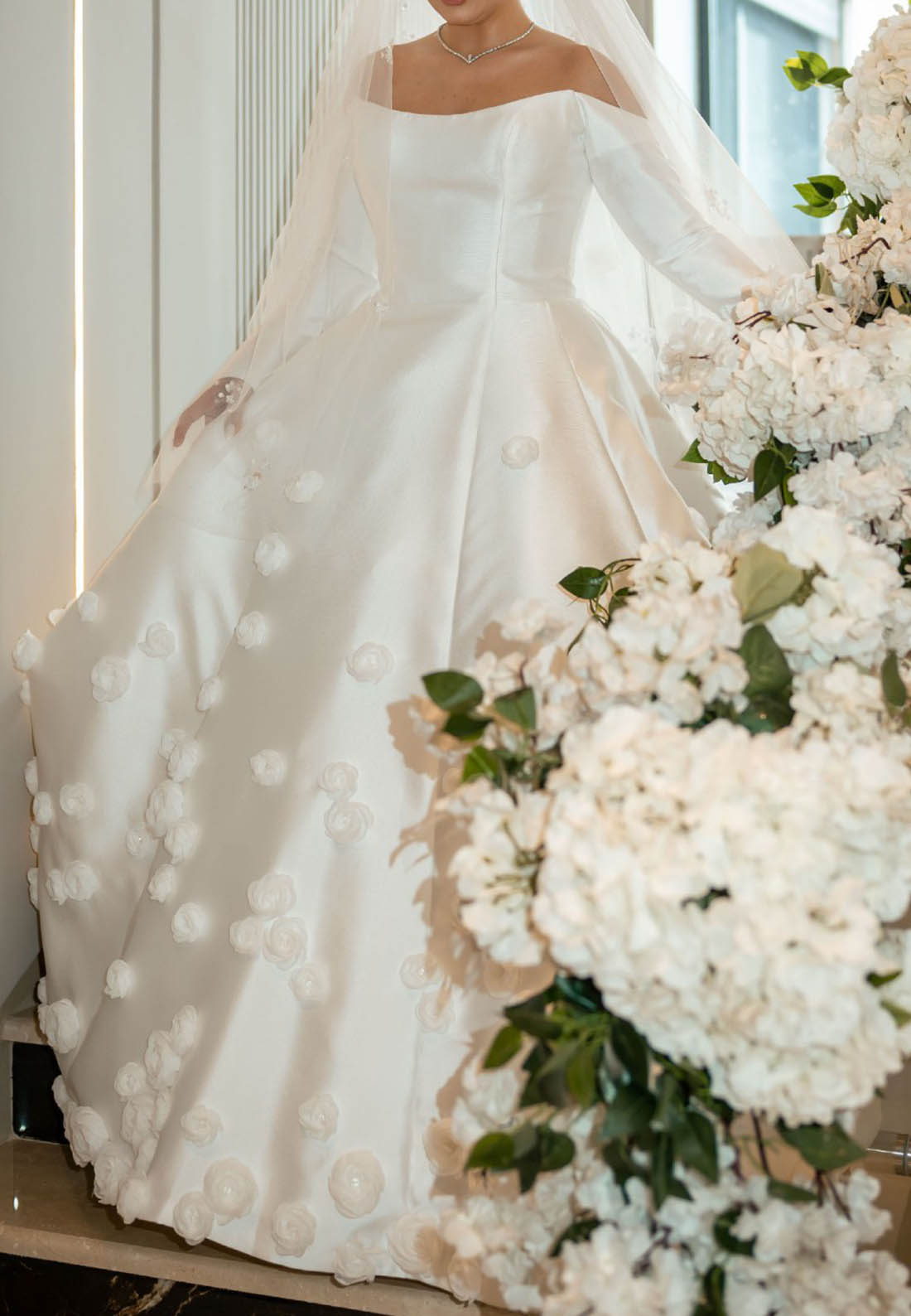 Charming Long Sleeves Off-Shoulder Floral Appliques Wedding Dress