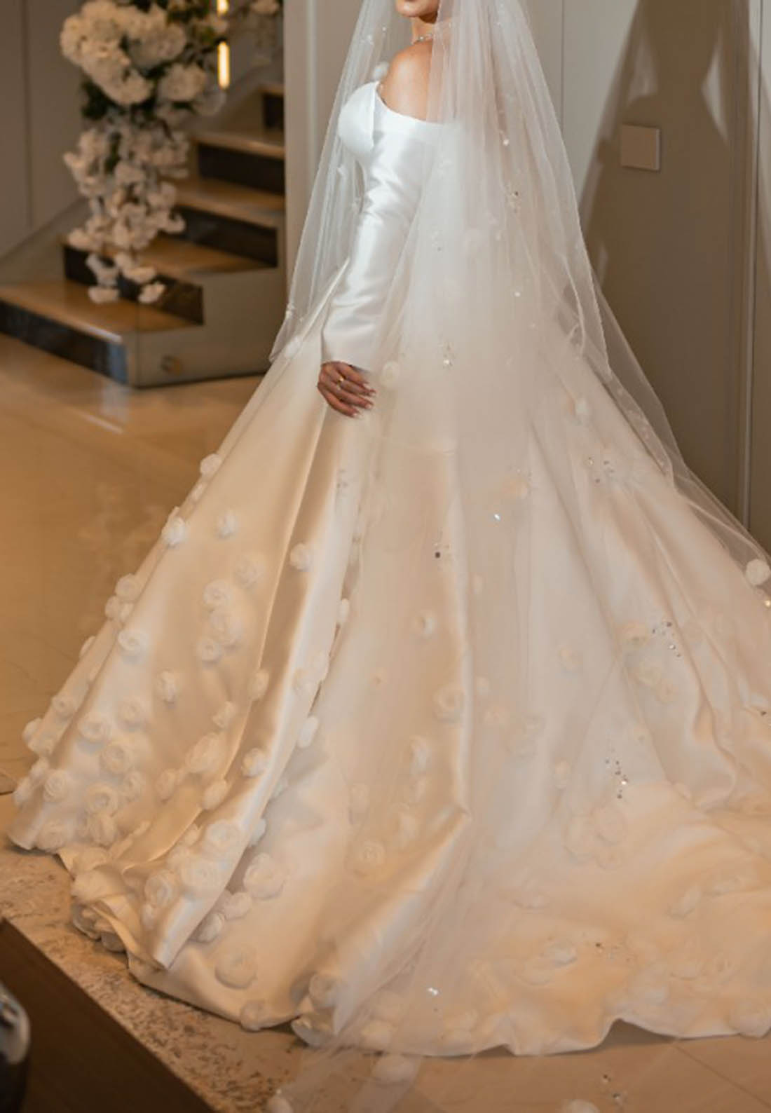Charming Long Sleeves Off-Shoulder Floral Appliques Wedding Dress