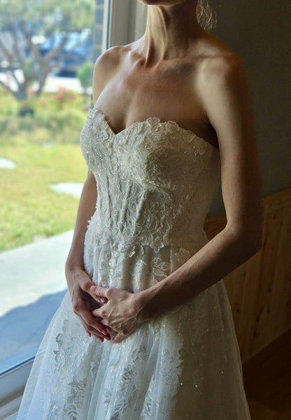 Charming Sweetheart Sleeveless Corset Lace Wedding Dress