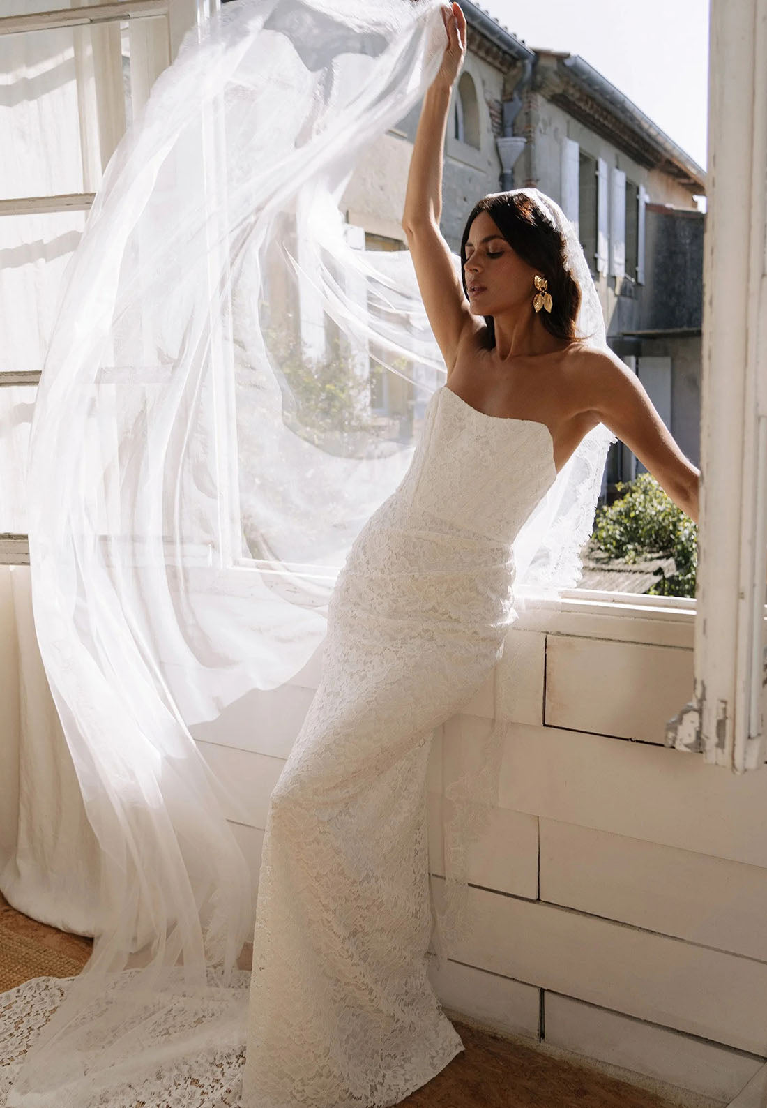 Vintage-Inspired Strapless Lace Mermaid Wedding Dress for Brides