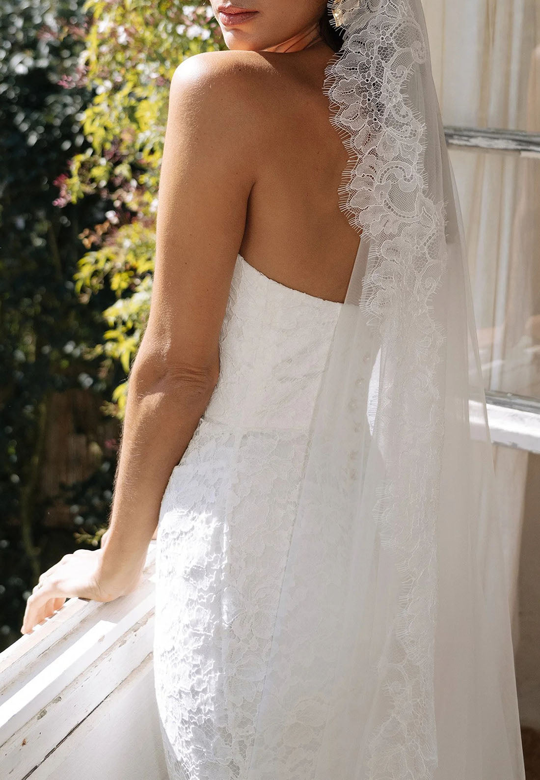 Vintage-Inspired Strapless Lace Mermaid Wedding Dress for Brides