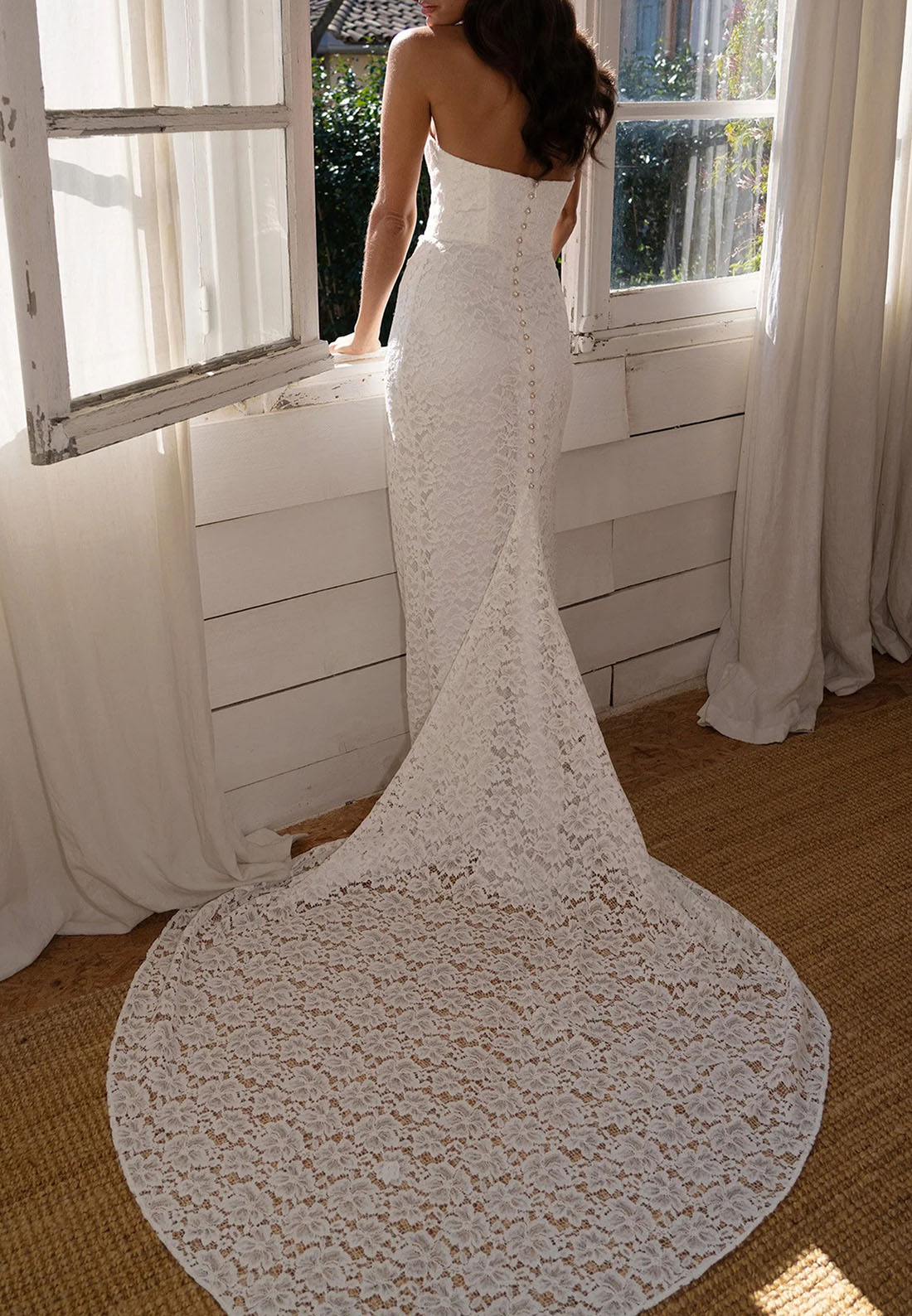 Vintage-Inspired Strapless Lace Mermaid Wedding Dress for Brides