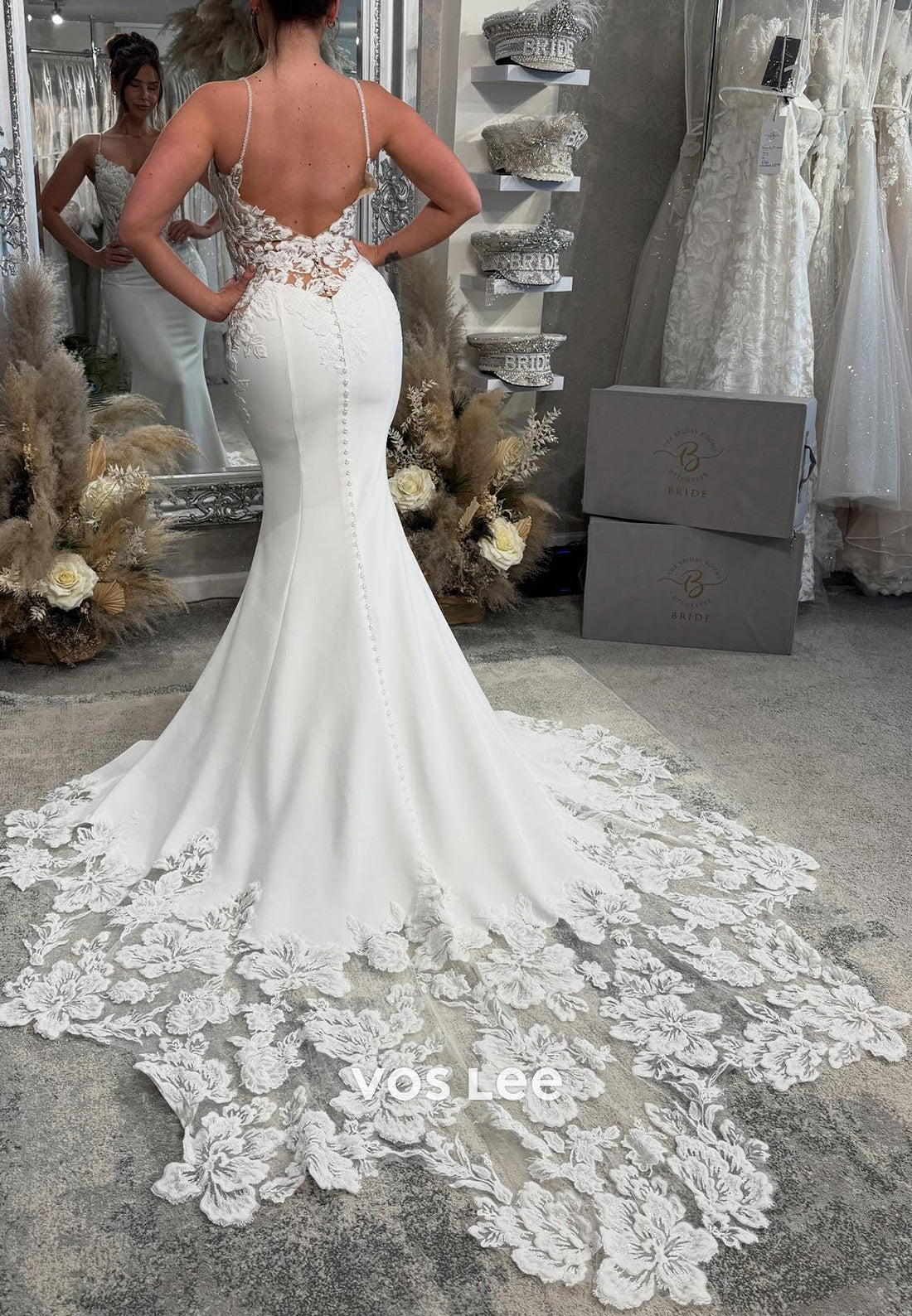 Spaghetti Straps V Neck Appliques Lace Mermaid Wedding Dresses with Chapel Train