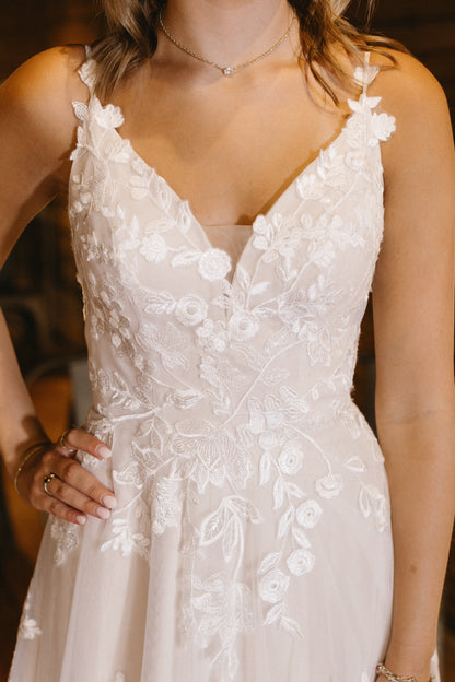 A-Line V Neck Sleeveless Appliqued Lace  Wedding Dress