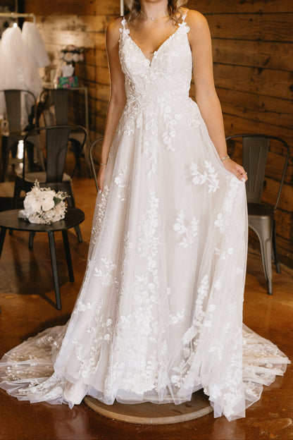 A-Line V Neck Sleeveless Appliqued Lace  Wedding Dress