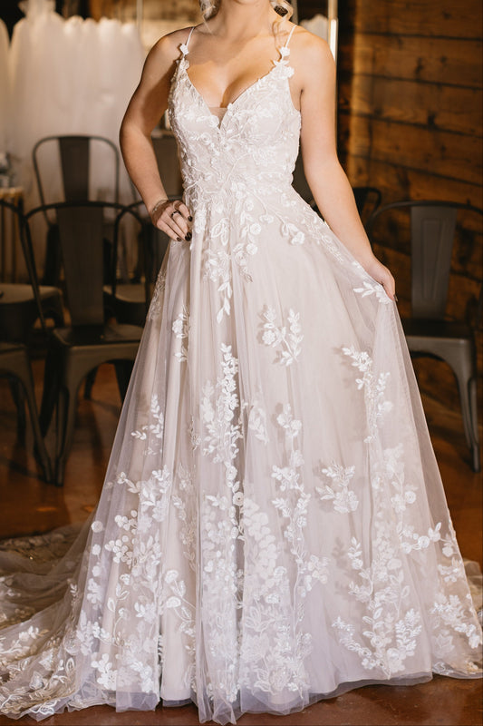 A-Line V Neck Sleeveless Appliqued Lace  Wedding Dress