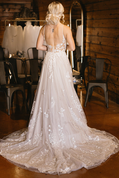 A-Line V Neck Sleeveless Appliqued Lace  Wedding Dress