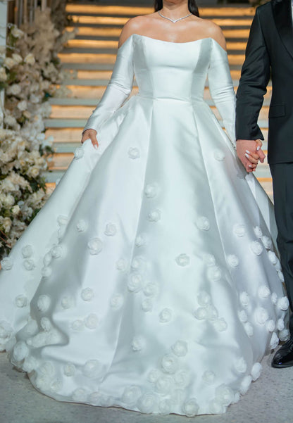 Charming Long Sleeves Off-Shoulder Floral Appliques Wedding Dress