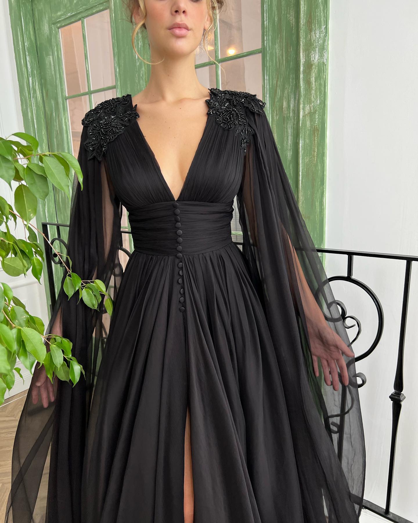 Classy Black V-Neck Bottons Prom Dresses A-Line Floor Length Tulle Evening Party Dress with Long Sleeves