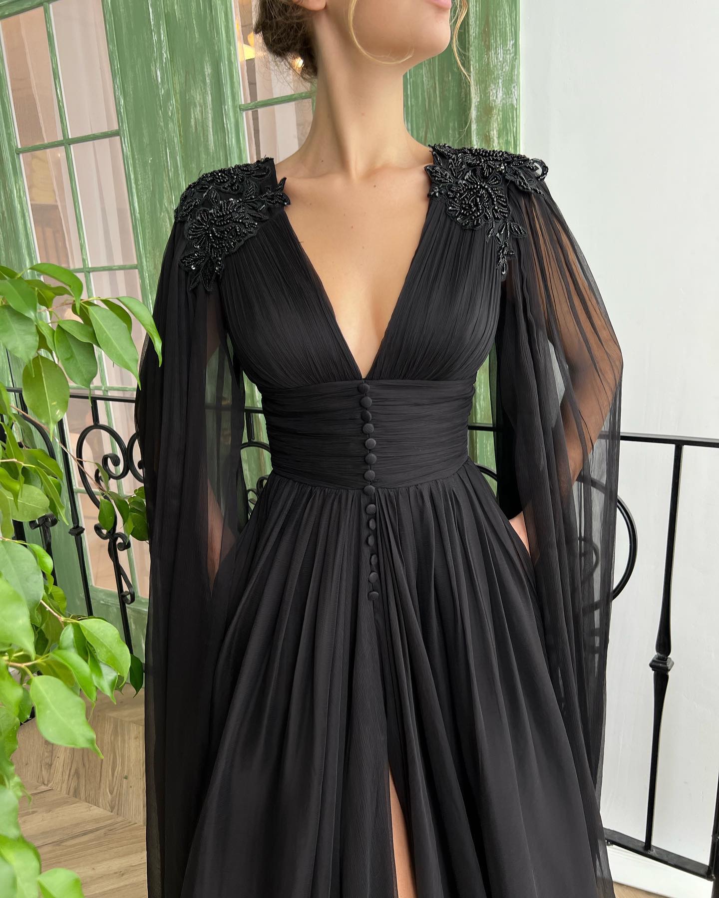 Classy Black V-Neck Bottons Prom Dresses A-Line Floor Length Tulle Evening Party Dress with Long Sleeves