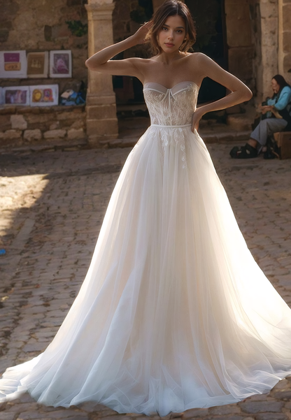 Elegant A-Line Stapless Sweetheart Court Train Lace Tulle Boho Beach Wedding Dress