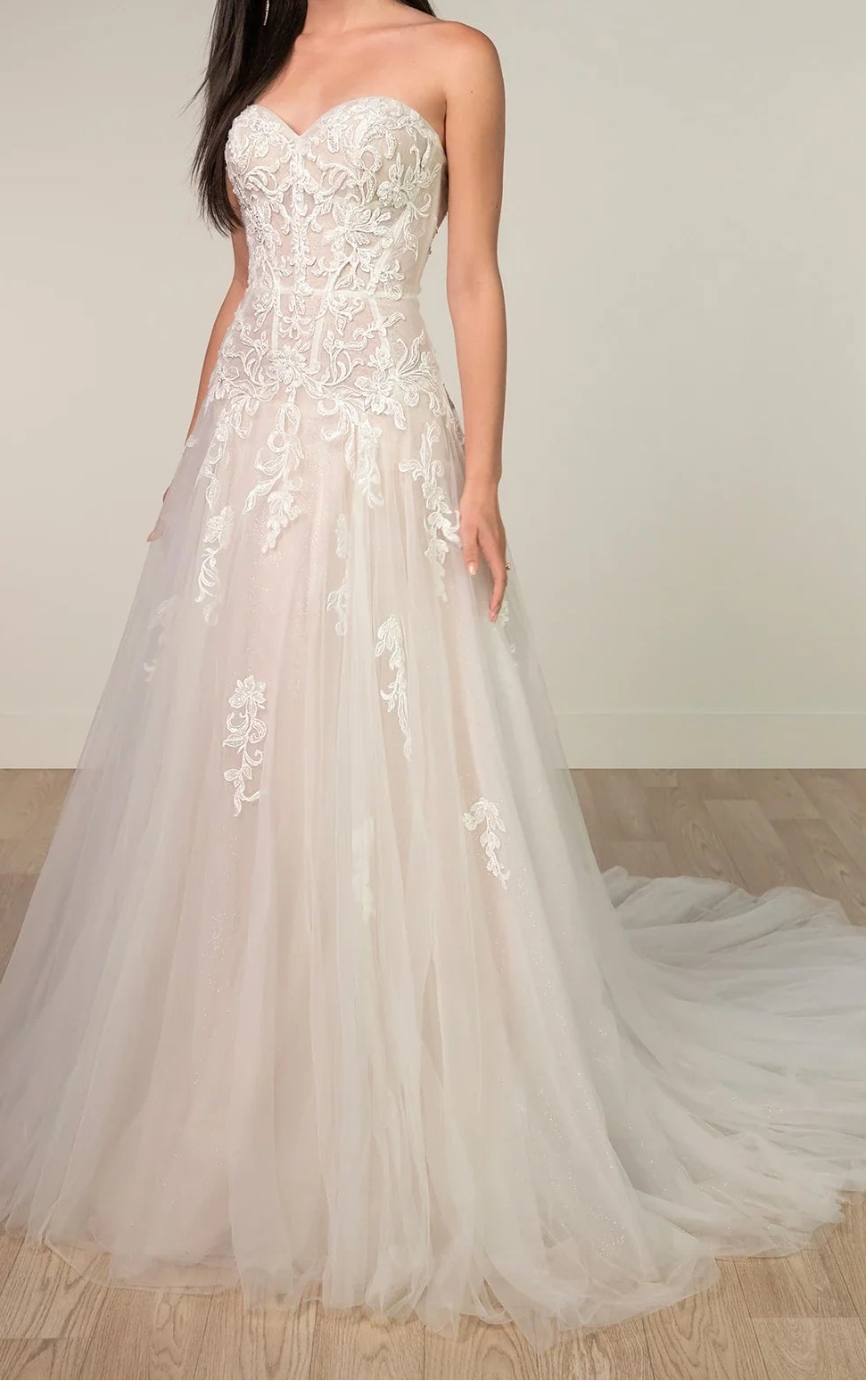 Sweetheart Neckline Lace Bodice Tulle A-Line Wedding Dress with Chapel Train