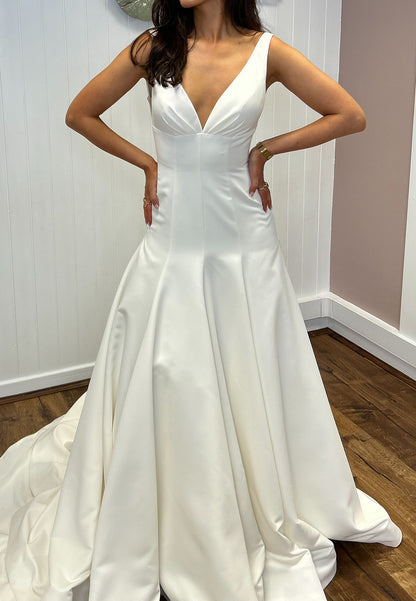 Deep V-Neck Pleated Bust Satin Trumpet Wedding Dress