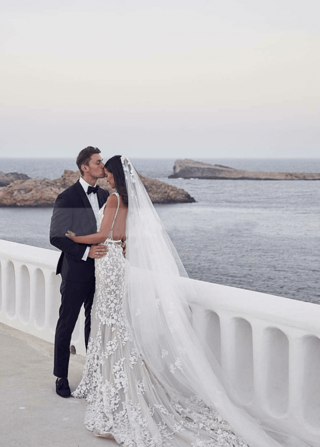 V-Neck Backless Floral Lace Appliques Wedding Dresses with Mermaid Train