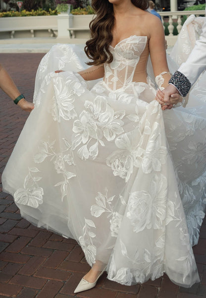 Charming A-Line Sweetheart Lace Wedding Dress