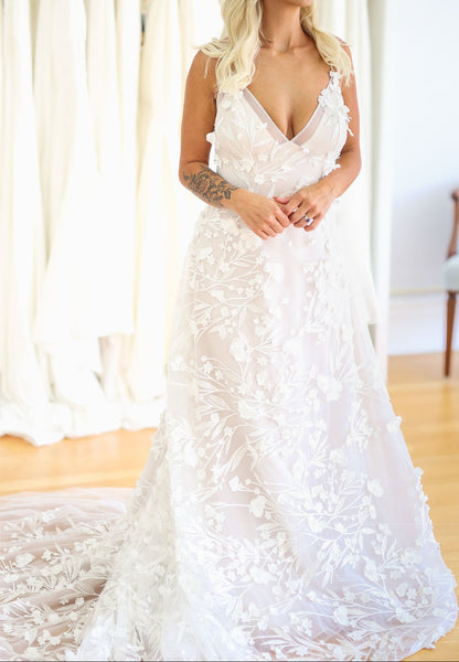 A-Line V Neck Sleeveless Appliqued Lace Wedding Dress