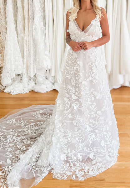 A-Line V Neck Sleeveless Appliqued Lace Wedding Dress