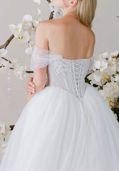 Princess Wedding Gown: Sweetheart Neckline Lace & Tulle Ball Gown