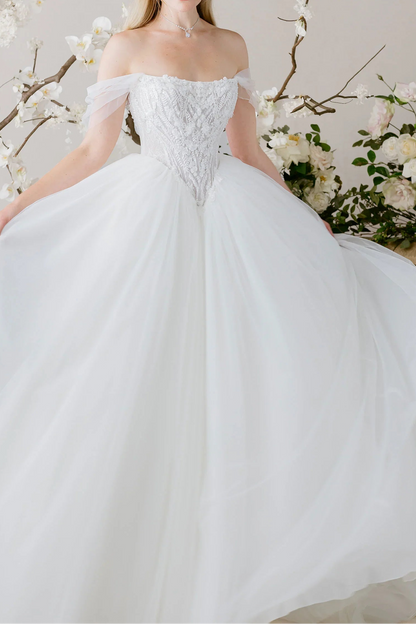 Princess Wedding Gown: Sweetheart Neckline Lace & Tulle Ball Gown