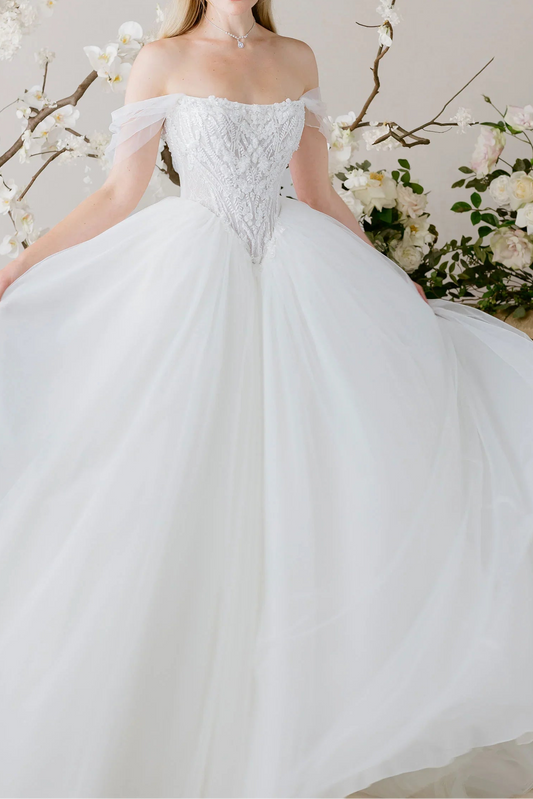 Princess Wedding Gown: Sweetheart Neckline Lace & Tulle Ball Gown